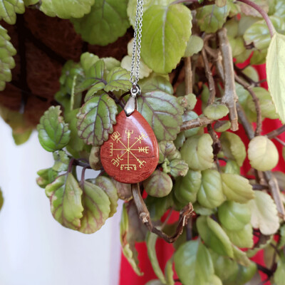 Colgante vegvísir de jaspe rojo