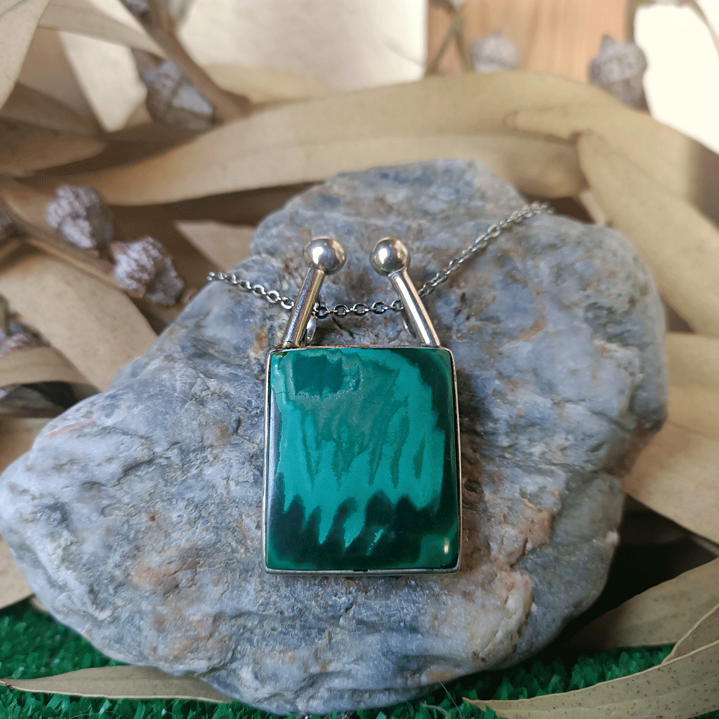 Colgante de Malaquita irisada en plata de ley 925 pieza única