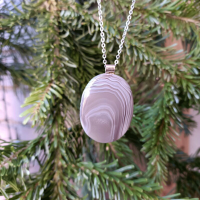 Colgante oval de ágata gris en plata de ley 925