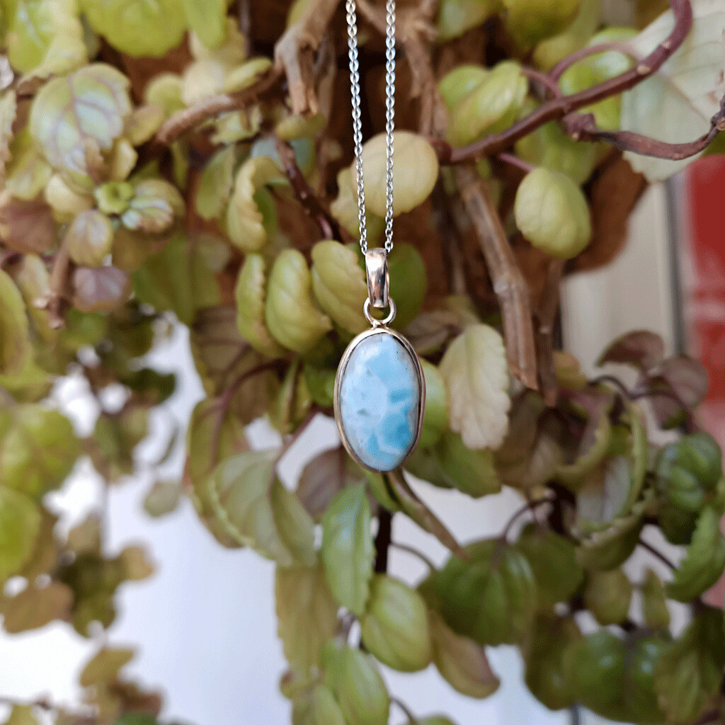 Colgante oval de larimar extra en plata de ley 925