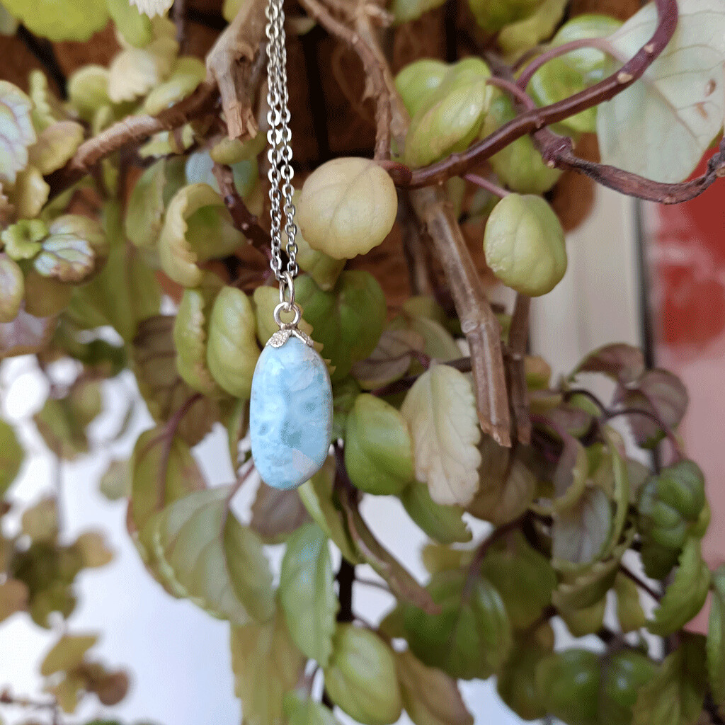 Colgante rodado de larimar en plata de ley 925