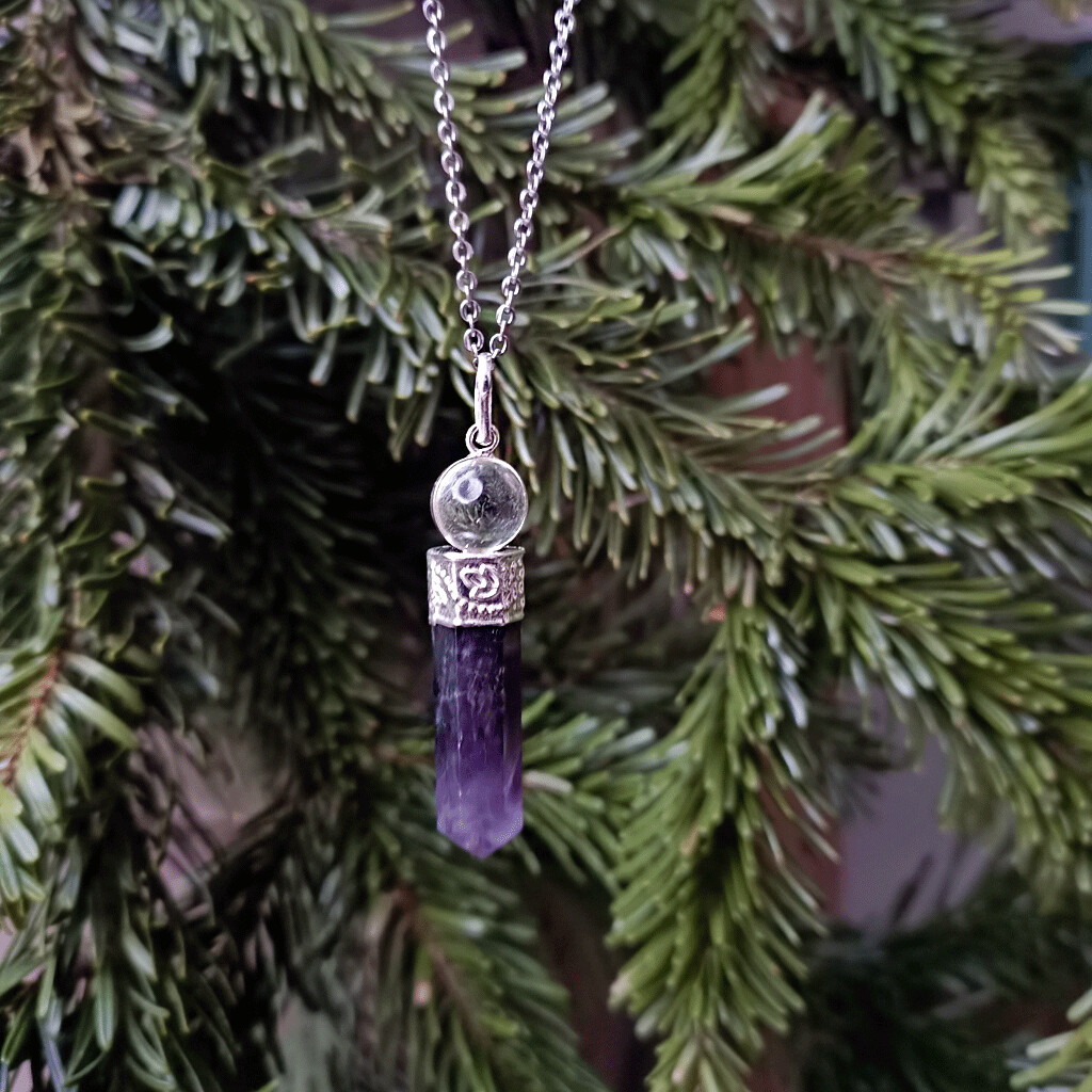 Colgante generador de Amatista con esfera de Cuarzo Colgante generador de Amatista con esfera de Cuarzo