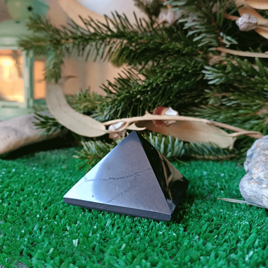 Pirámide de Shungit  Pulida 5 cm. x 5 cm.