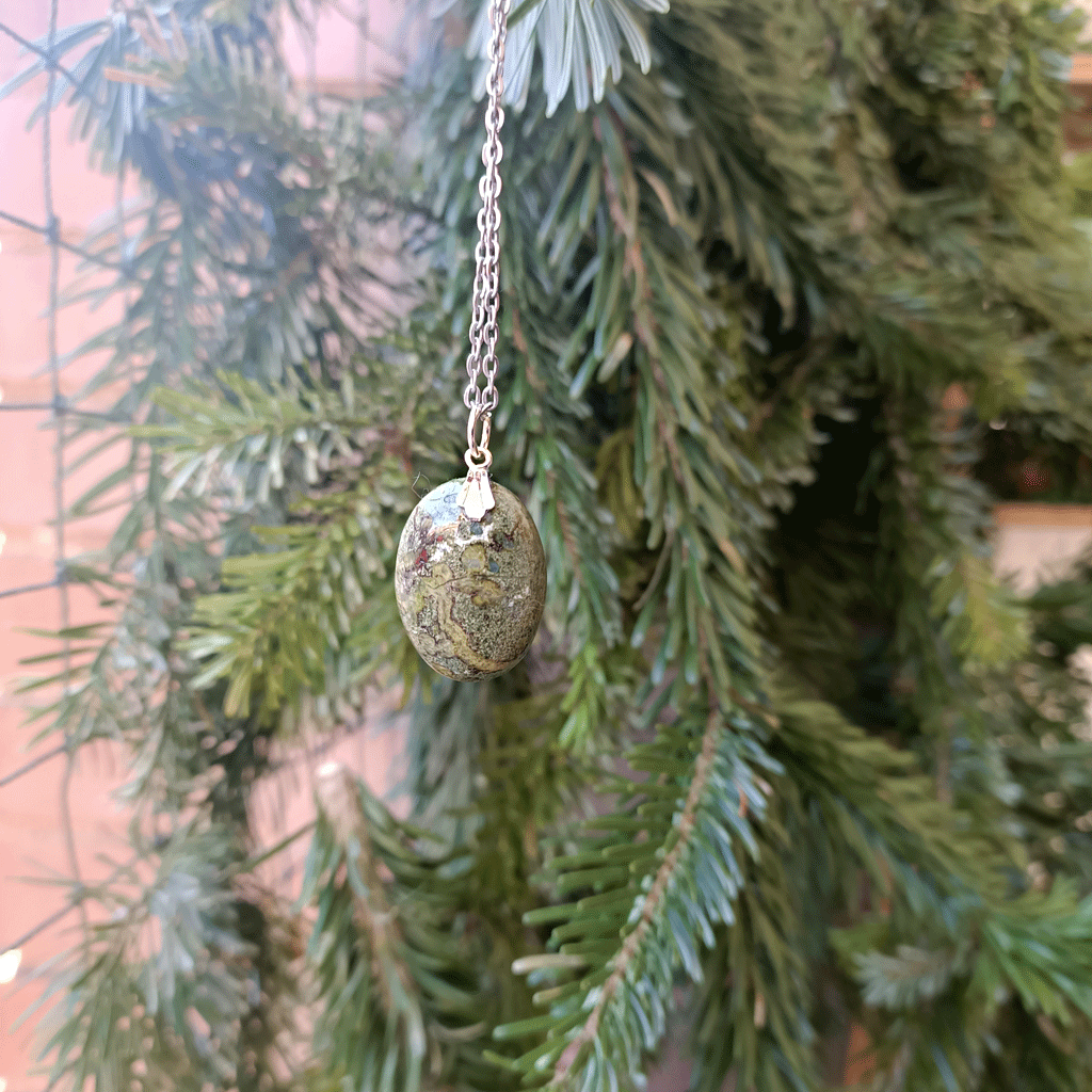 Colgante oval de Piedra Dragón en plata de ley 925 .