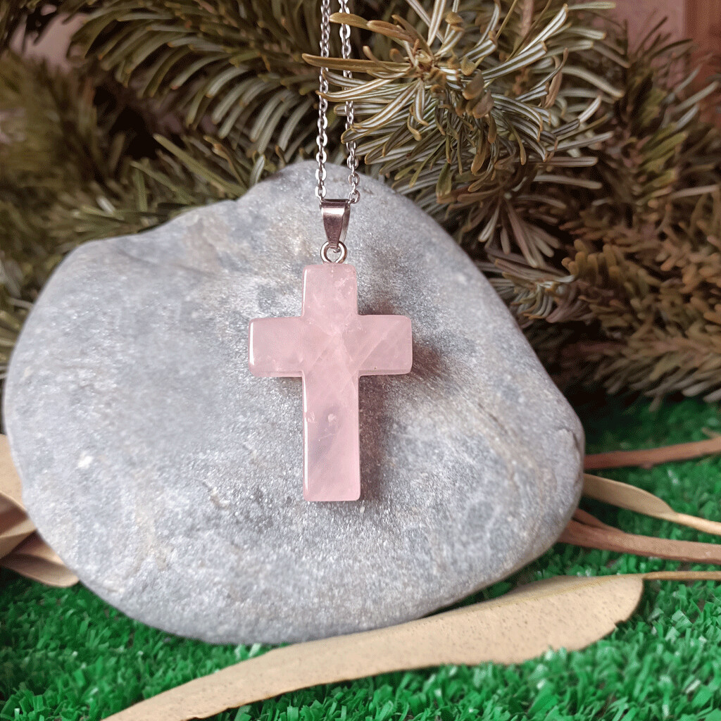 Colgante cruz de cuarzo rosa