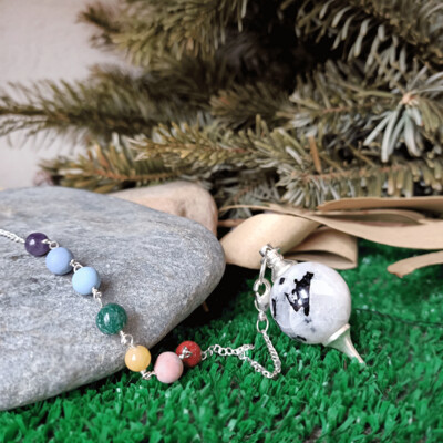 Péndulo mermet de piedra luna y los chakras