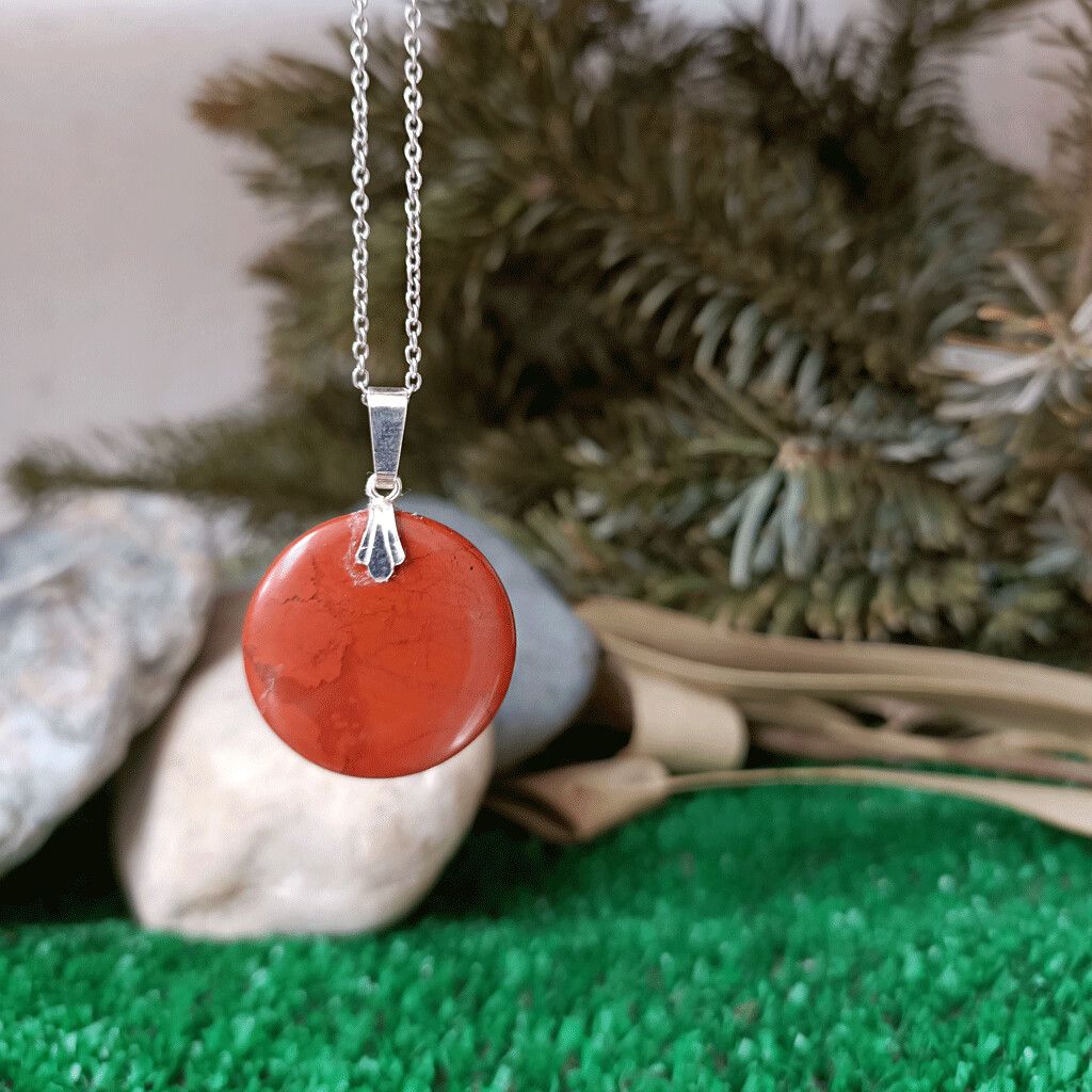 Colgante rakhi de jaspe rojo en plata de ley 925