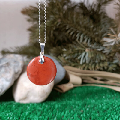 Colgante rakhi de jaspe rojo en plata de ley 925