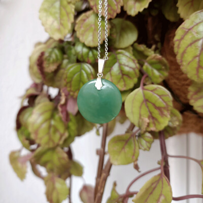 Colgante rakhi de cuarzo verde en plata de ley 925