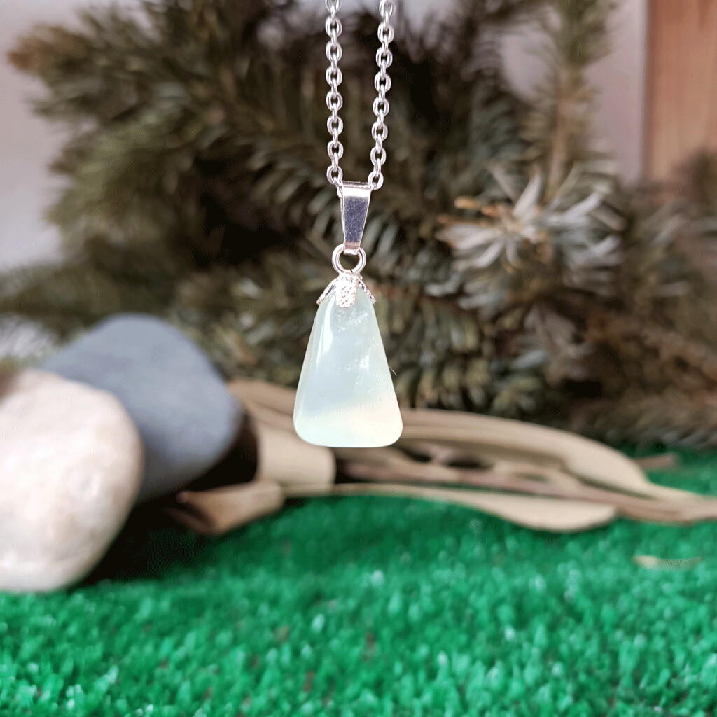 Colgante rodado de jade verde en plata de ley 925
