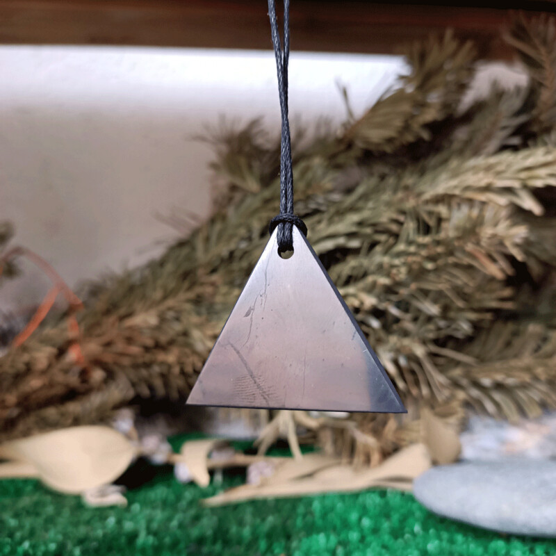 Colgante triangulo masculino de shungit