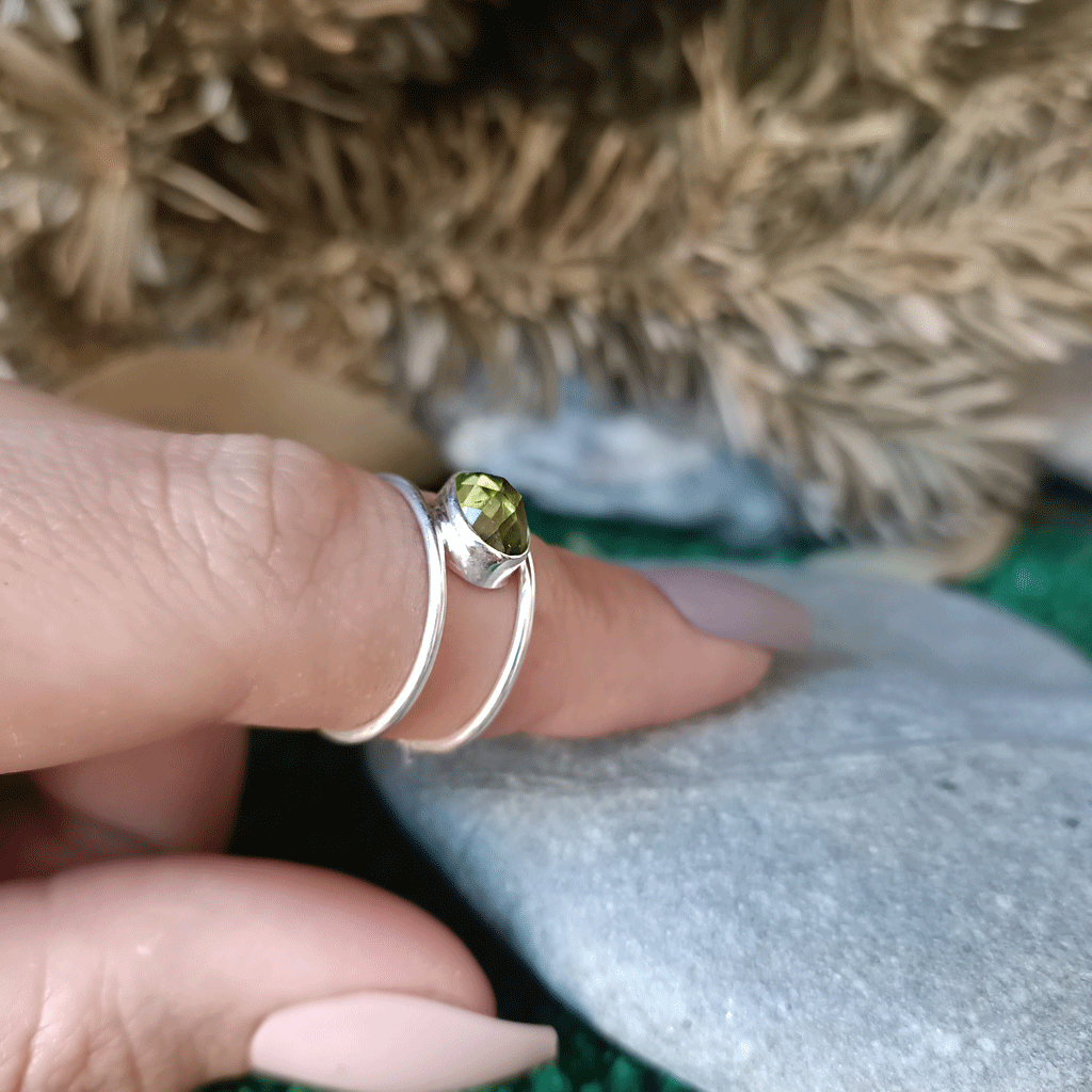 Anillo Maui de Olivino plata de ley 925