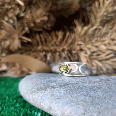 Anillo Maui de olivino plata de ley 925