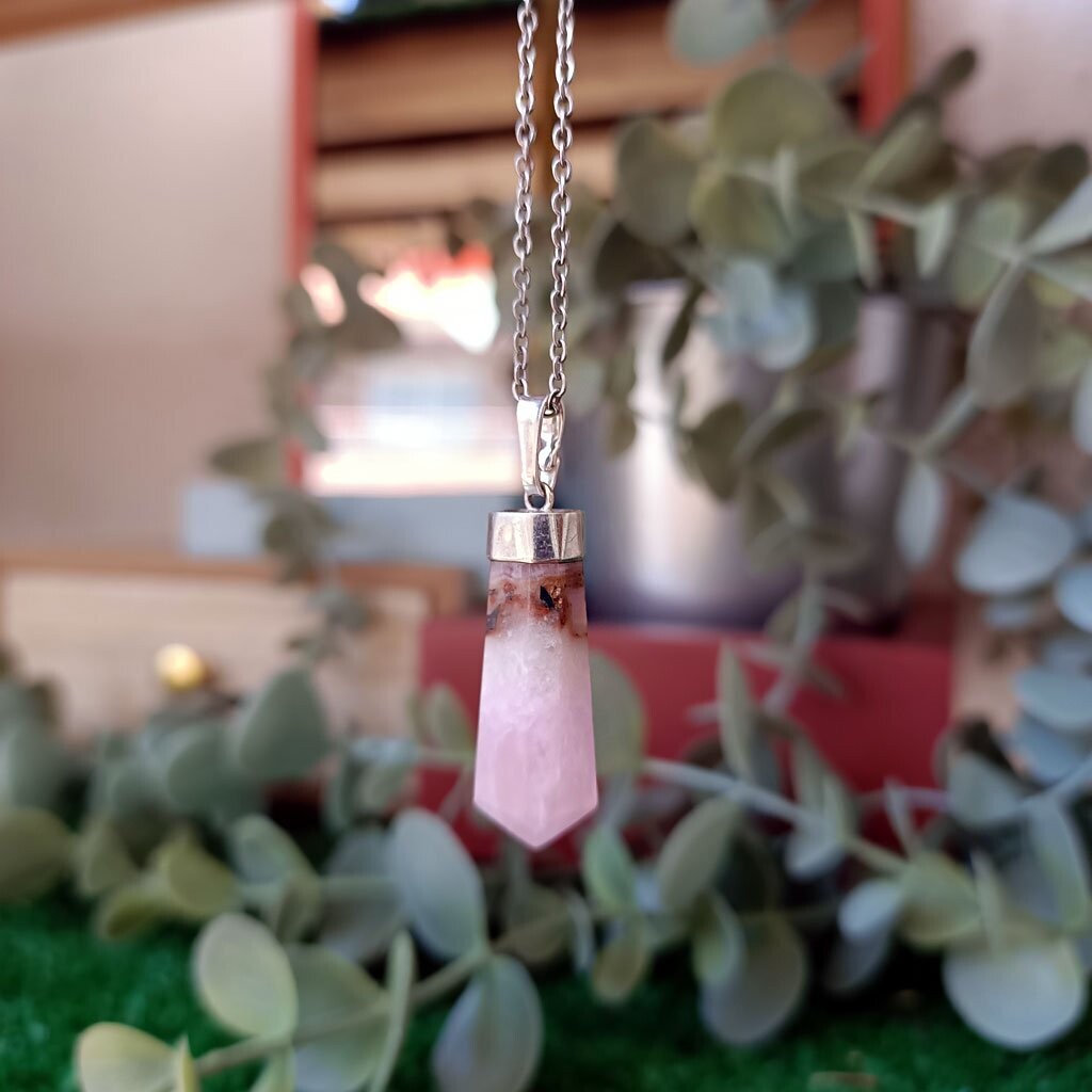 Colgante generador de aragonito rosa en plata de ley 925