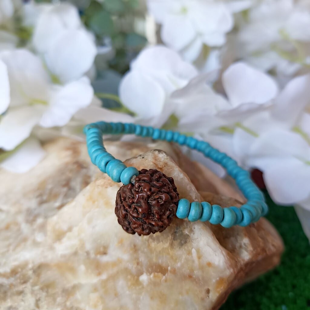 Pulsera de ojo de shiva o rudraksha y howlita teñida