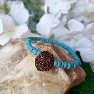 Pulsera de ojo de shiva o rudraksha y howlita teñida