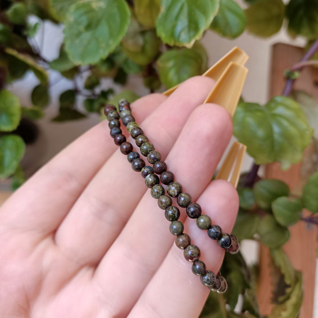 Pulsera elástica de Piedra Dragón 4 mm.