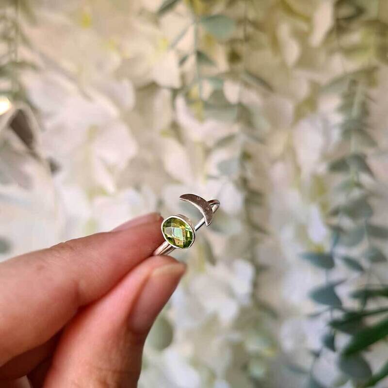 Anillo luna de olivino plata de ley 925