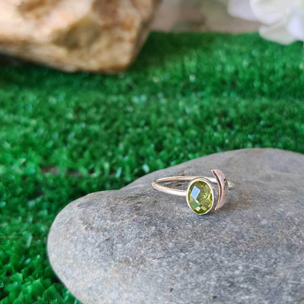 Anillo luna de Olivino plata de ley 925