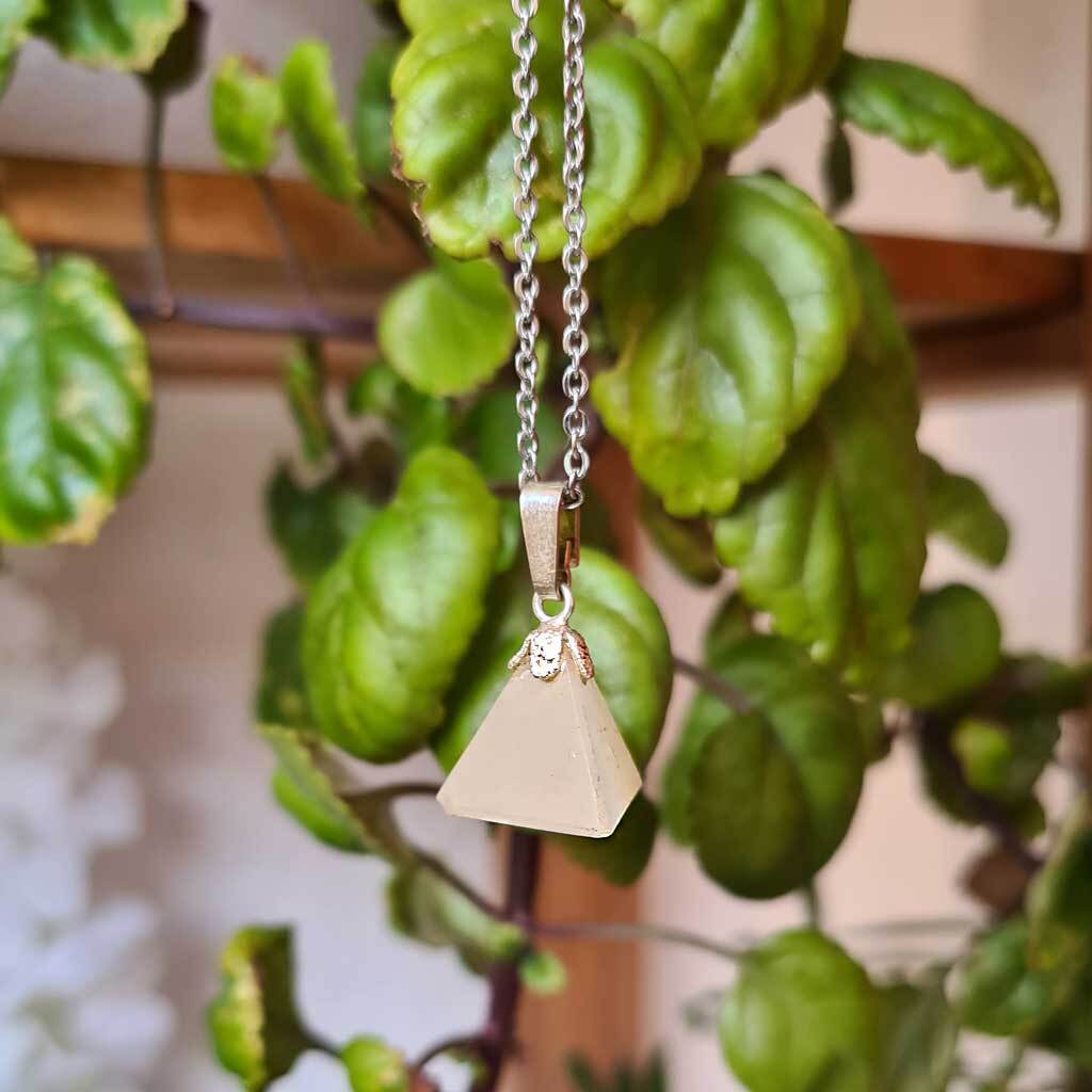 Colgante pirámide de Calcita Amarilla en plata de ley 925