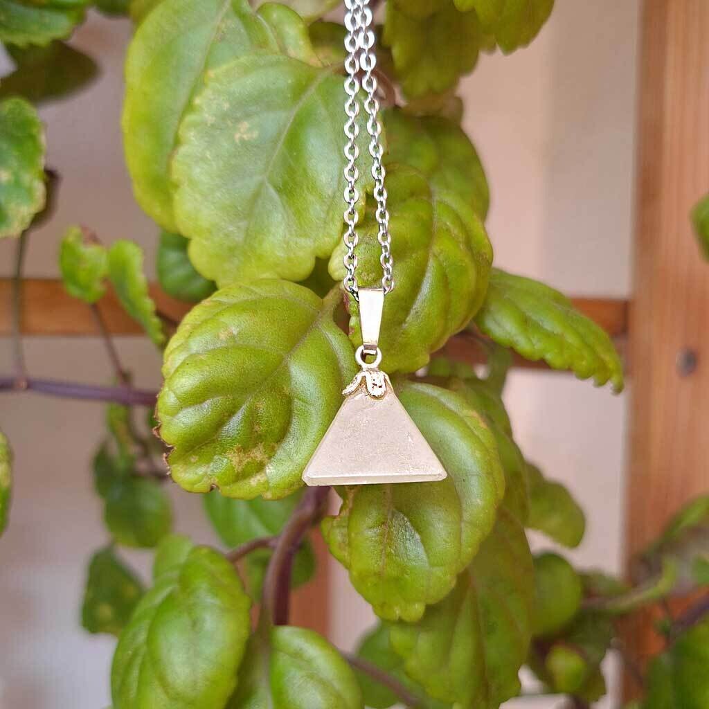 Colgante triangulo de calcita amarilla en plata de ley 925