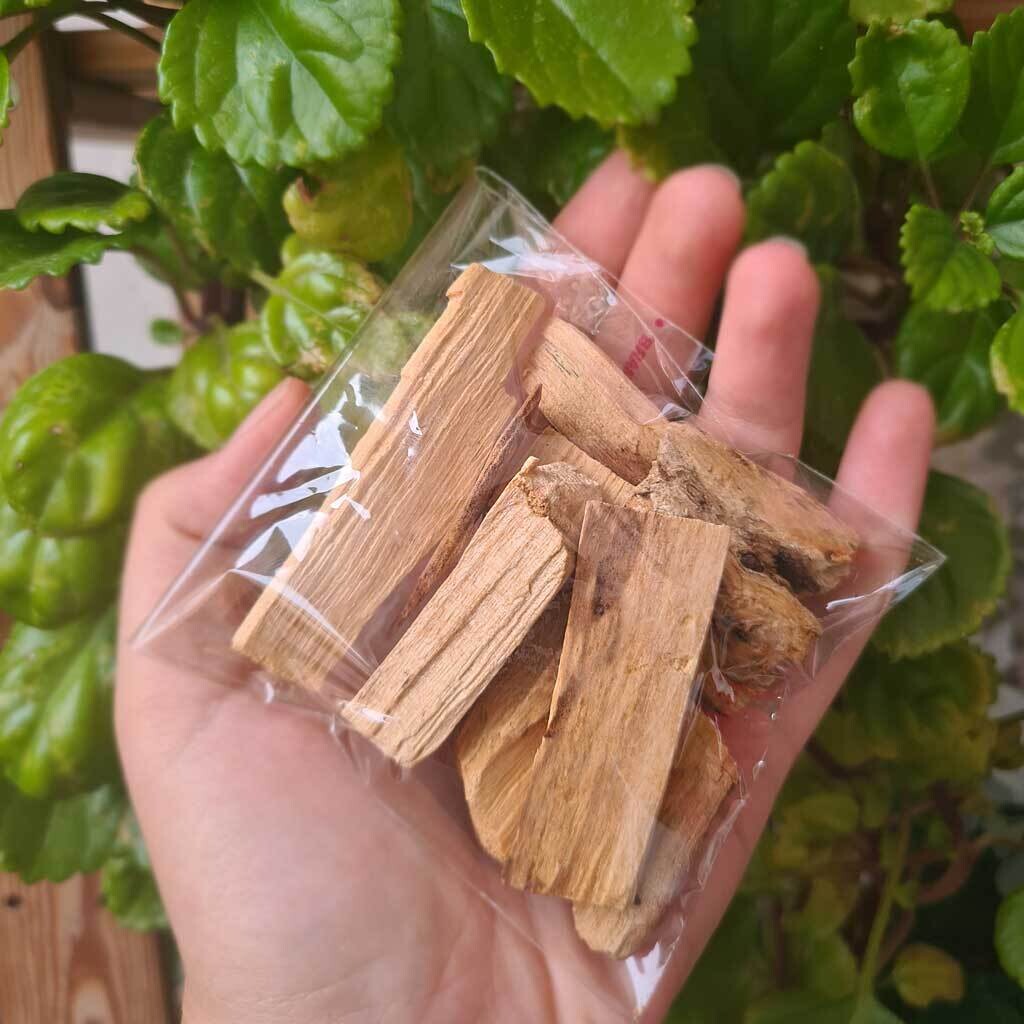Pack 25gr. trozos pequeños de palo santo natural para elixir .