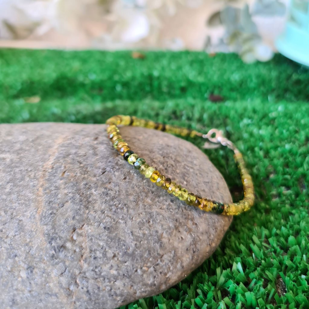 Pulsera de Turmalina Verde facetada  con entre piezas de plata de ley 925.