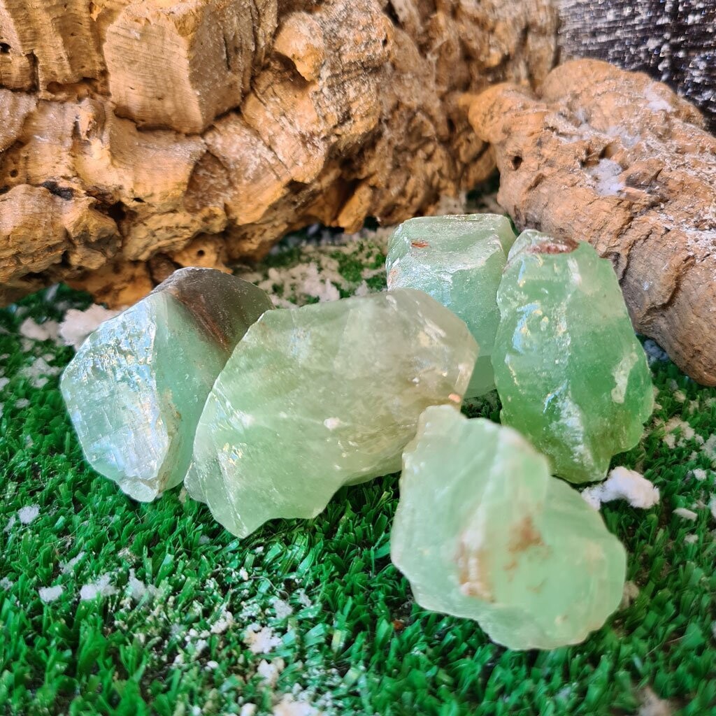 Bruto de calcita verde pequeño