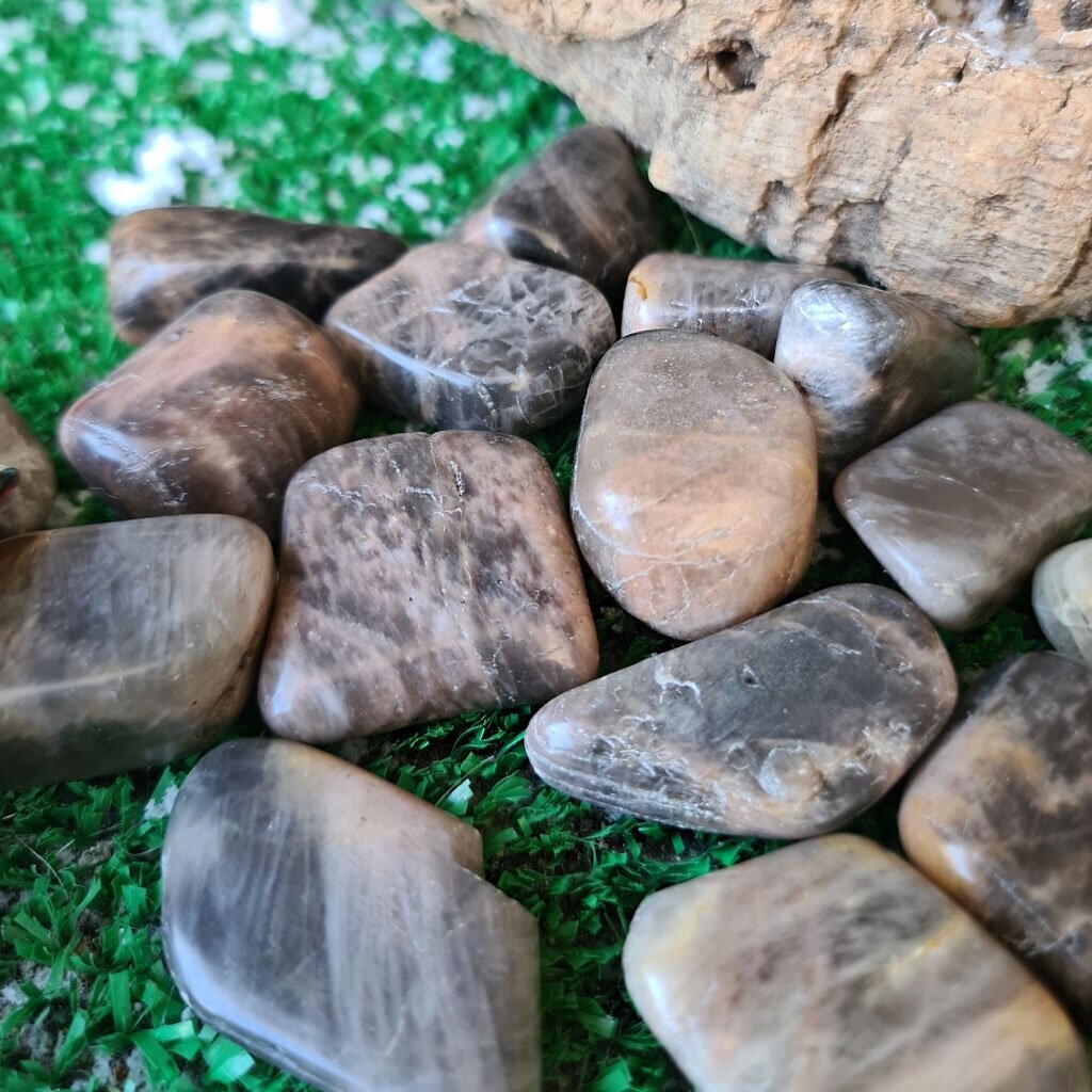 Rodado de piedra luna negra