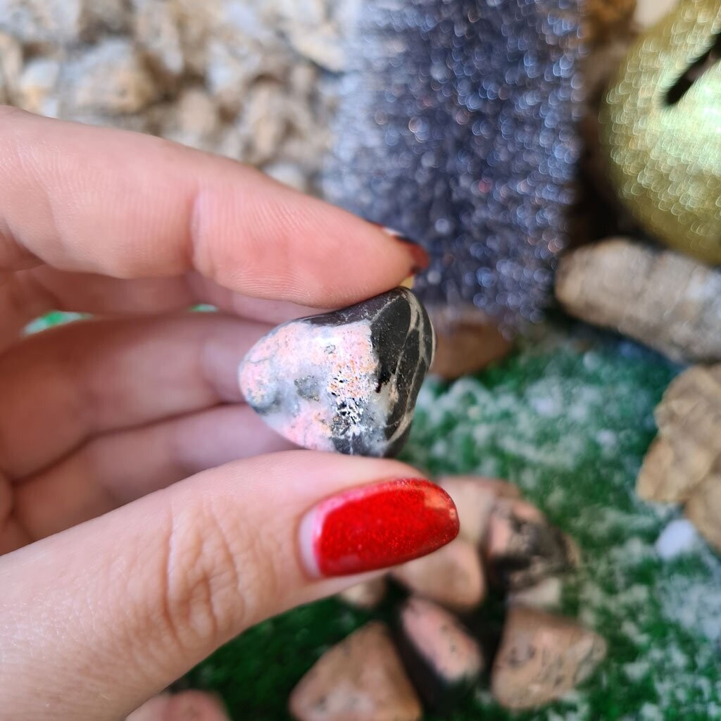Rodado de rodonita mediano