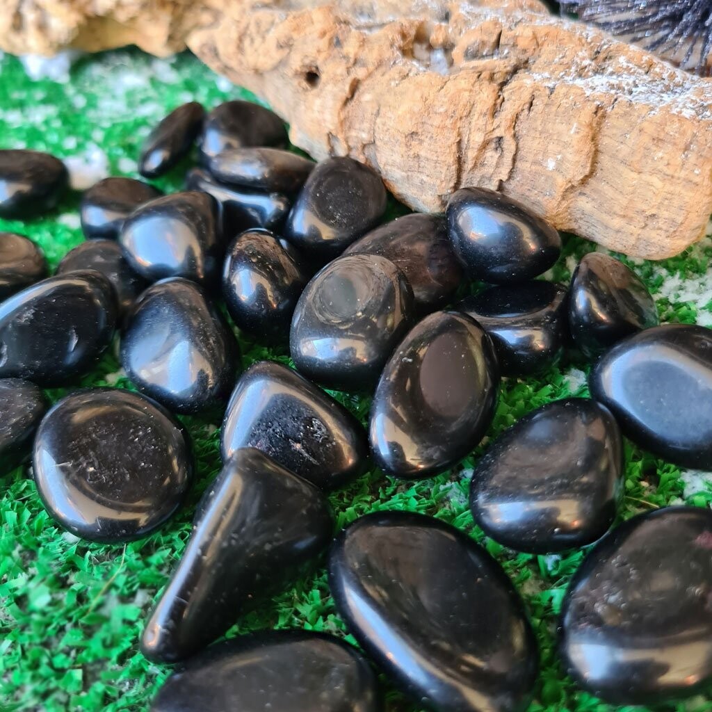 Rodado de obsidiana negra mediano