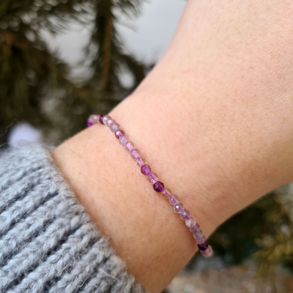 Pulsera elástica de Fluorita Arcoíris extra tallada 3 mm.