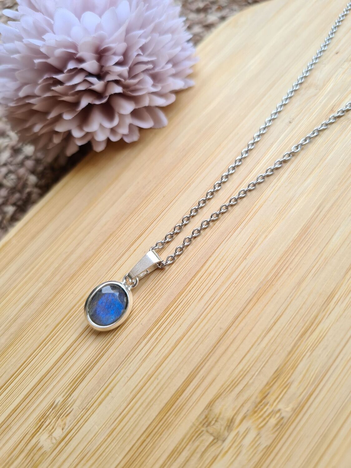 Colgante oval de labradorita en plata de ley 925