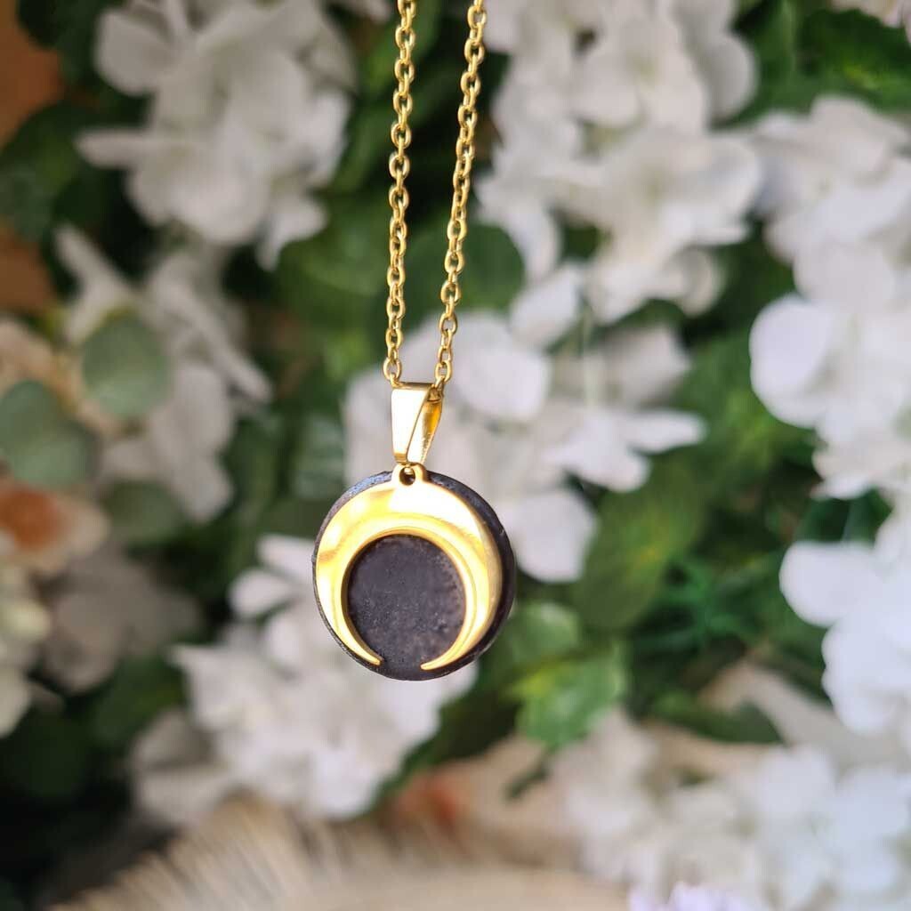 Colgante wicca de shungit en acero dorado