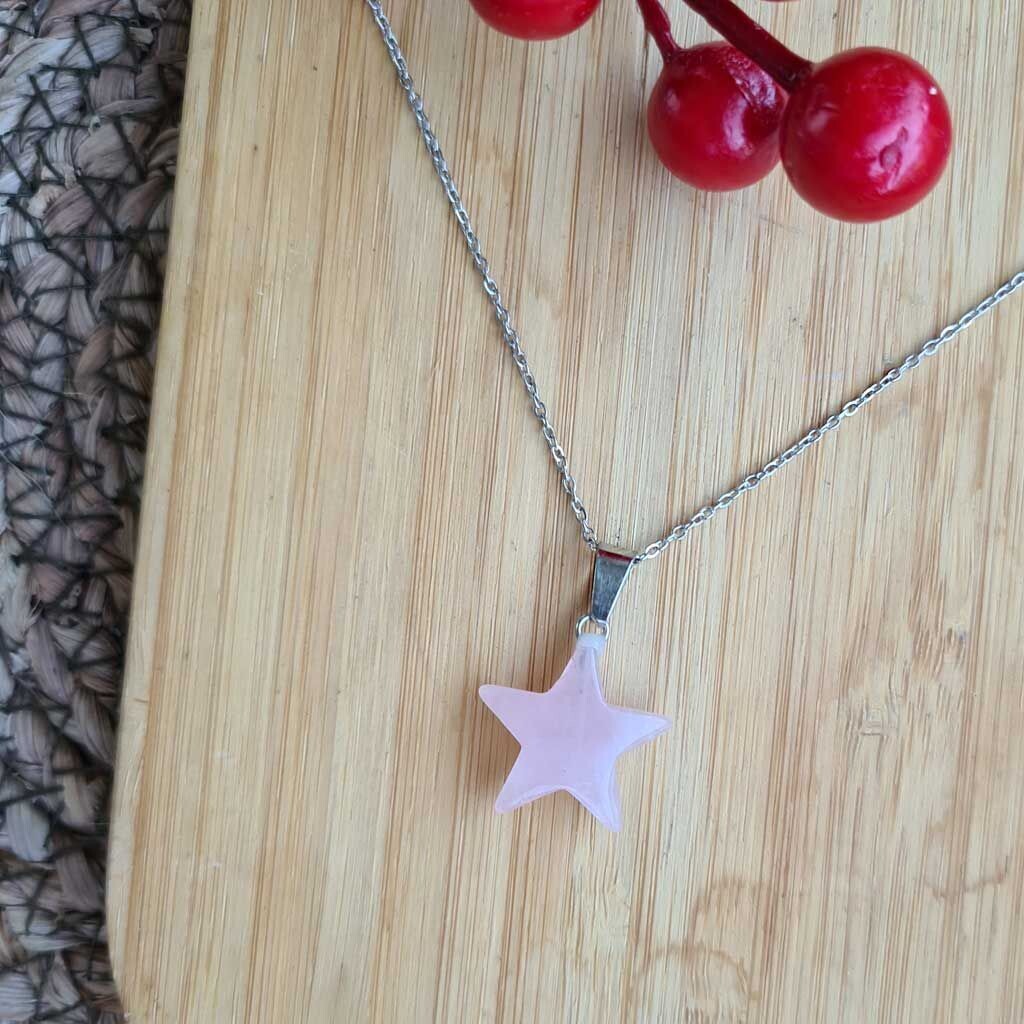Colgante estrella de cuarzo rosa en acero