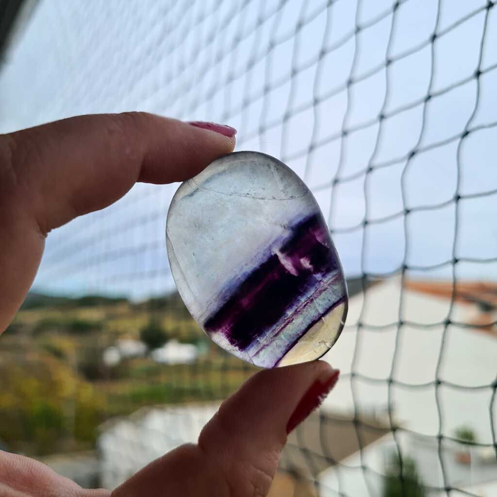 Rodado plano de fluorita arcoíris 1
