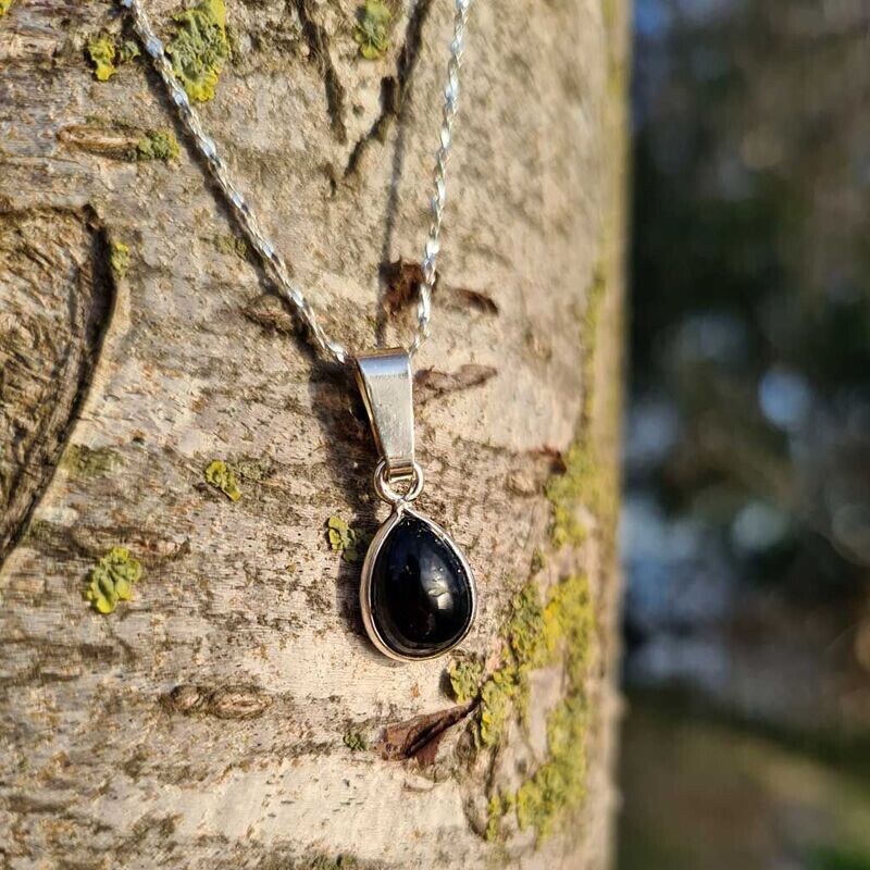 Colgante  lagrima mini de turmalina negra en plata de ley 925