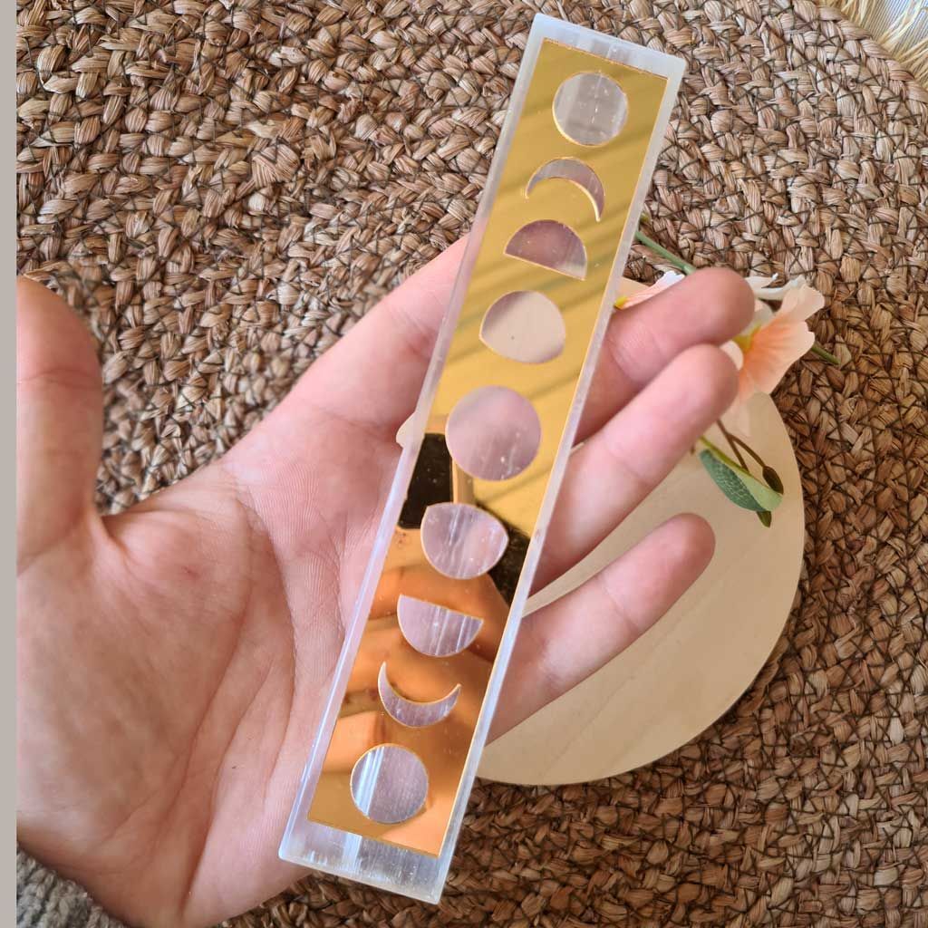 Barra de Selenita  con las frases lunares en dorado