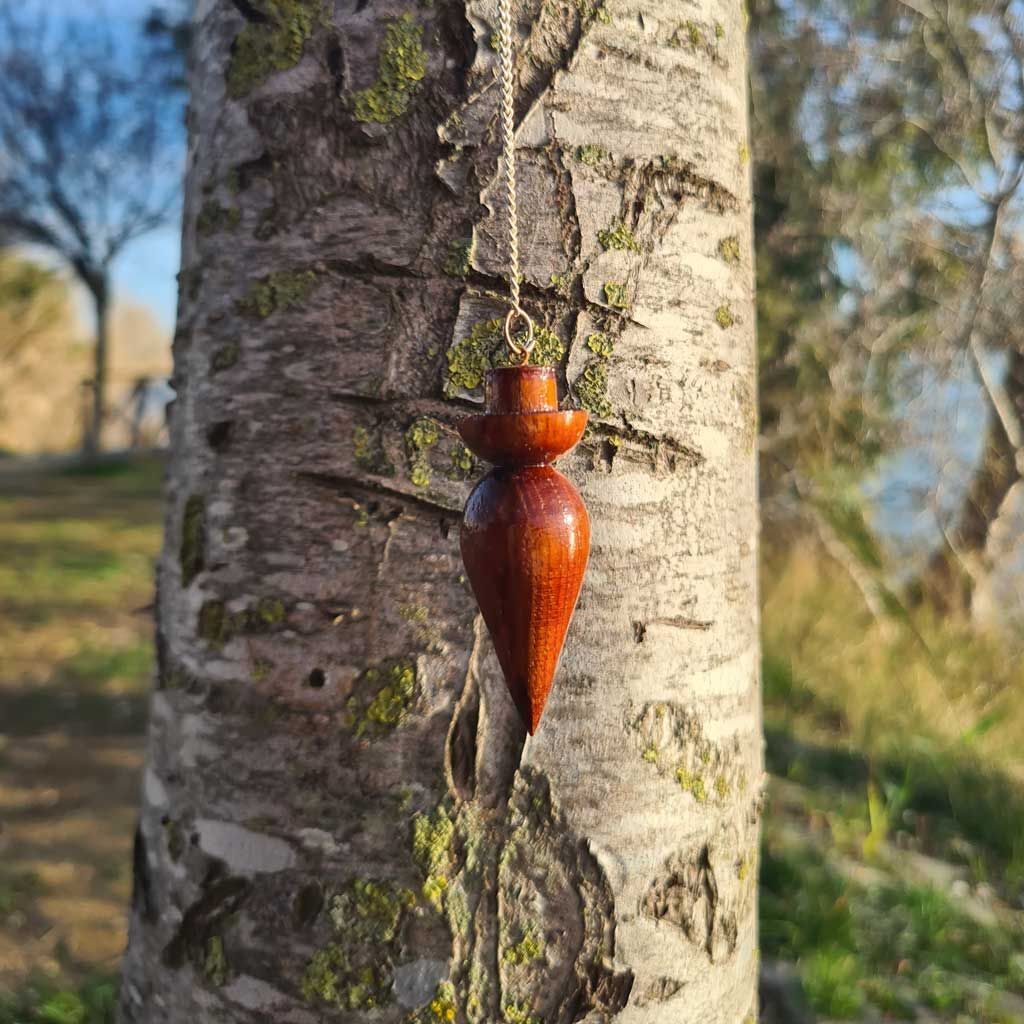 Péndulo Karnac de madera y los Chakras