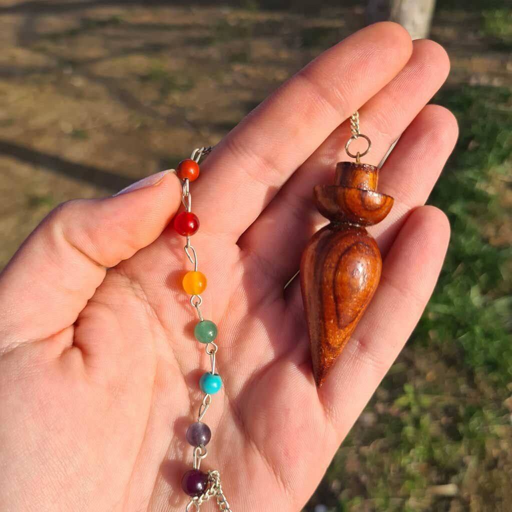 Péndulo karnac de madera y los chakras