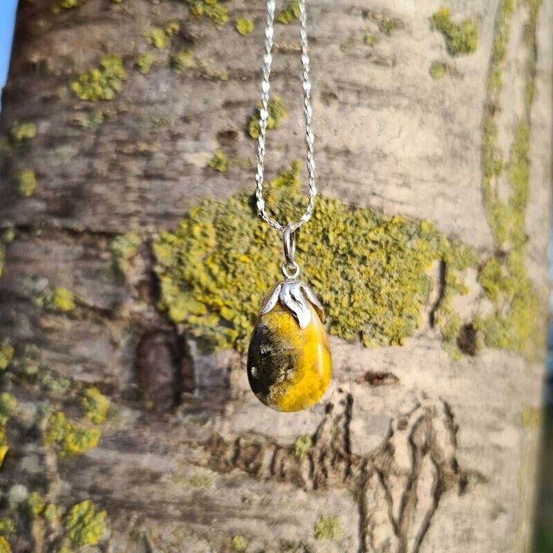 Colgante lágrima de jaspe abeja bumble en plata de ley 925