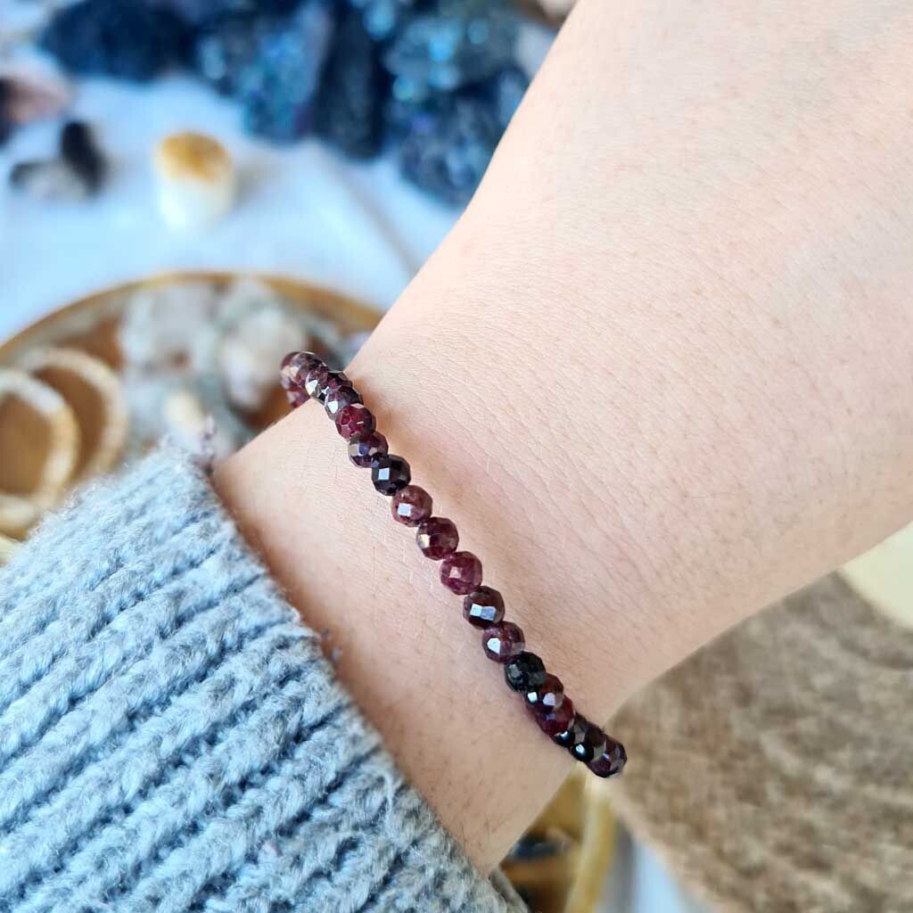 Pulsera de granate facetado 4 mm