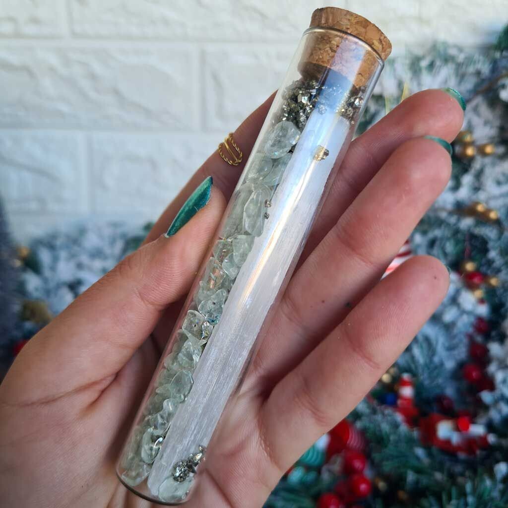 Tubo de cristal con Topacio azul, Selenita y Pirita