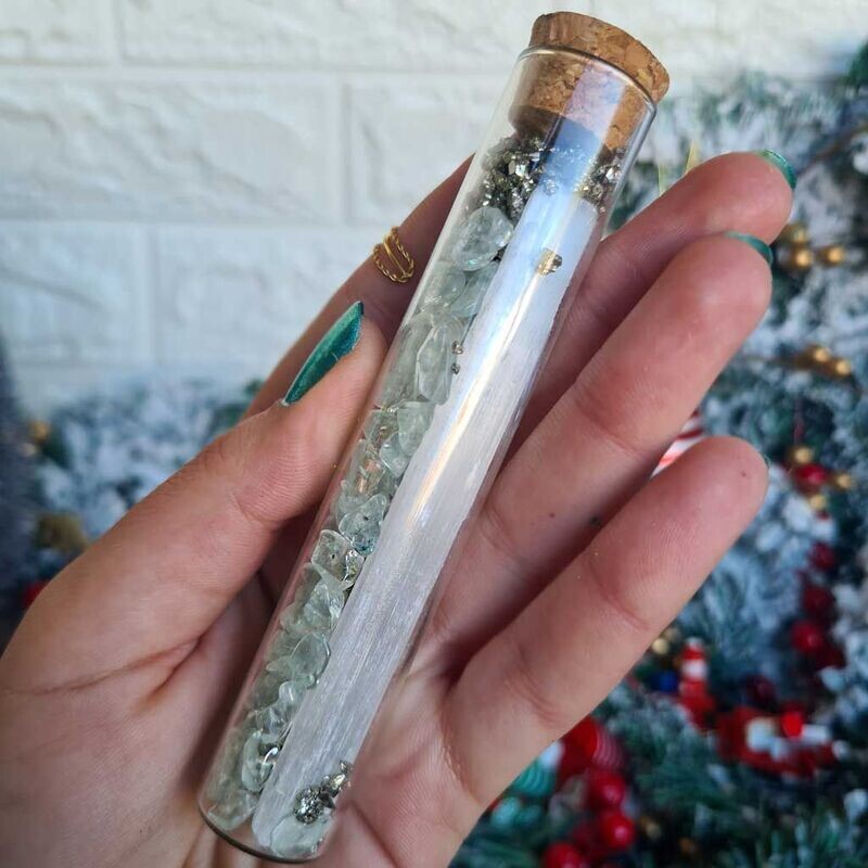 Tubo de cristal con Topacio azul, Selenita y Pirita