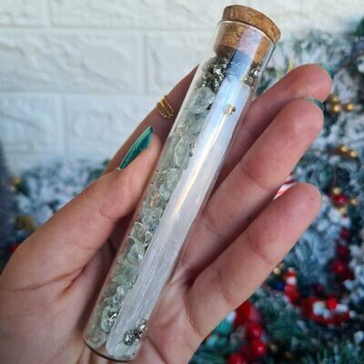 Tubo de cristal con Topacio azul, Selenita y Pirita