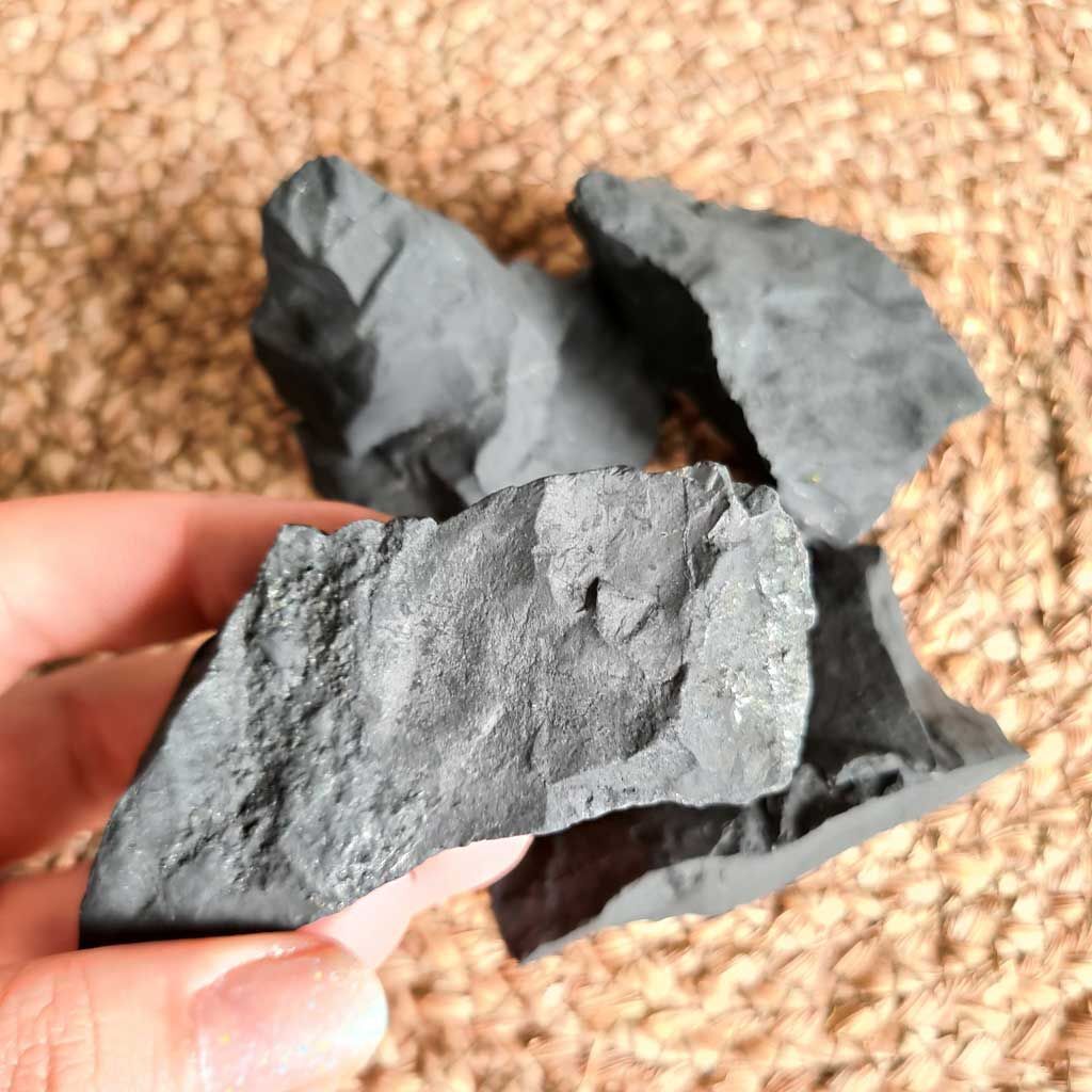 Shungit natural en bruto pequeño