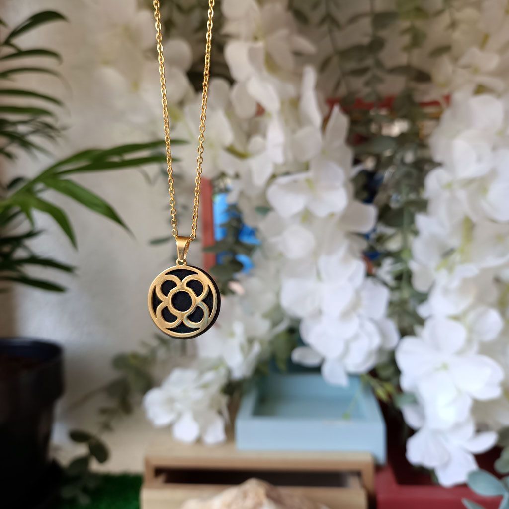 Colgante Rosa de Barcelona o Panot de Flor de Shungit en acero