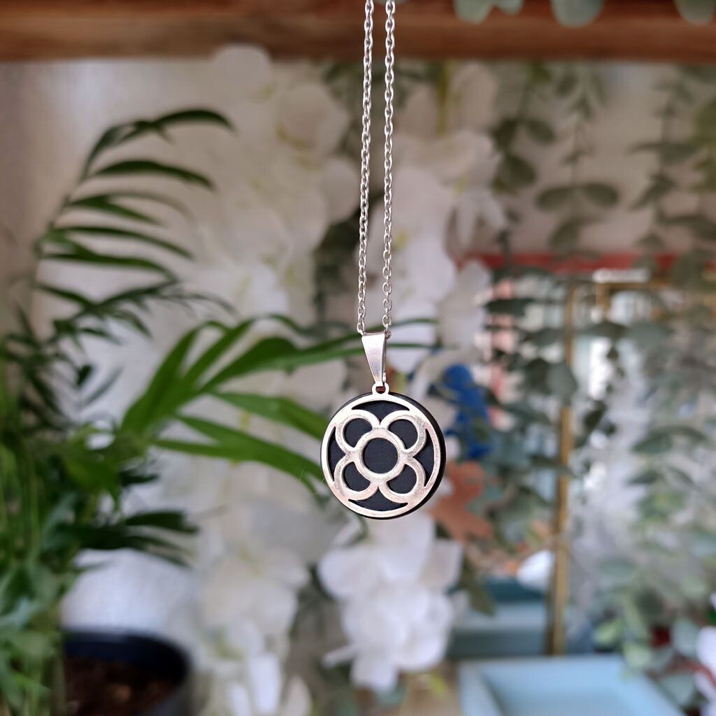 Colgante   Rosa de Barcelona o Panot de Flor de shungit en acero