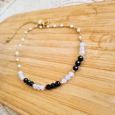 Tobillera de Circonita blanca y negra en acero dorado Pureza, Protección, Equilibrio.