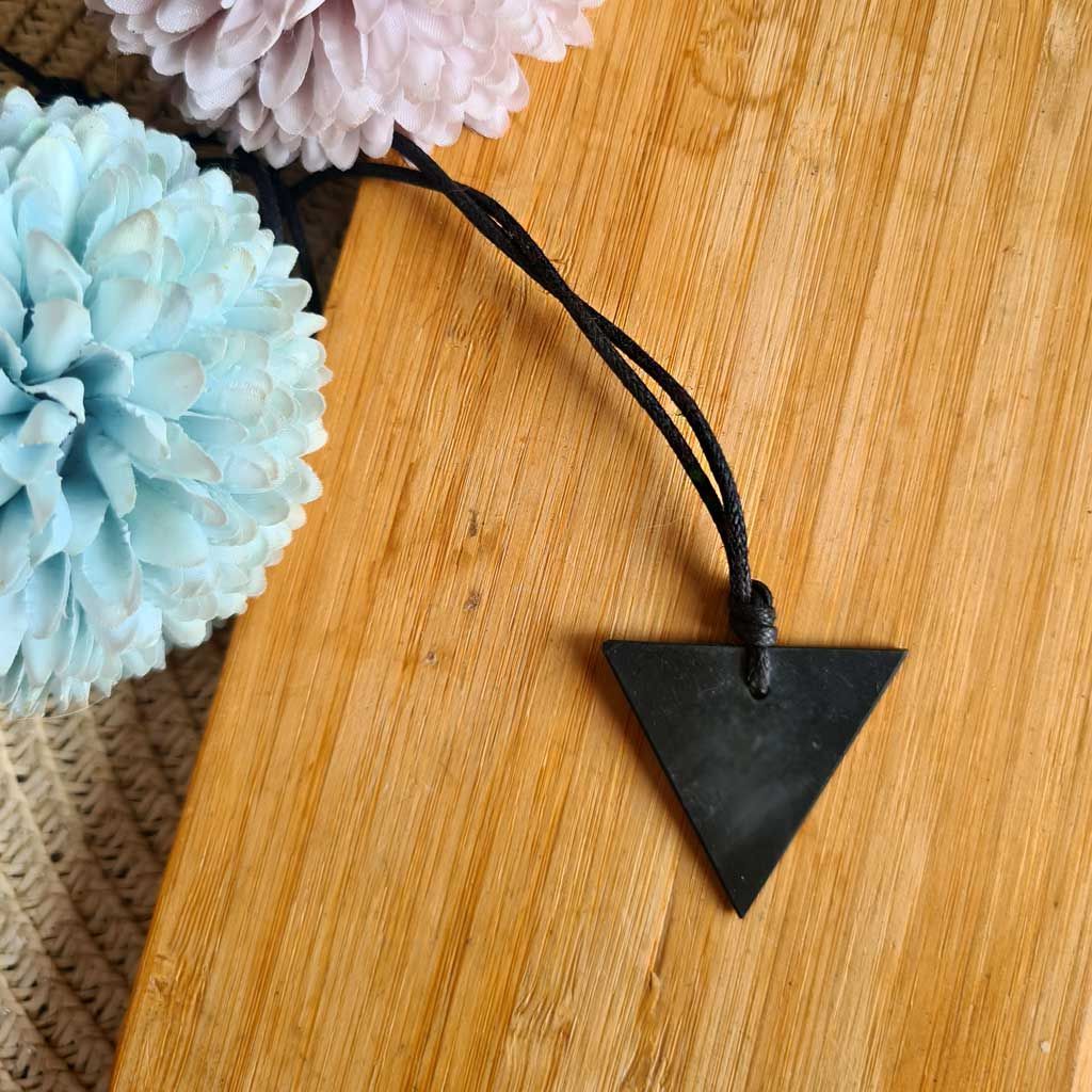 Colgante triangulo femenino de shungit